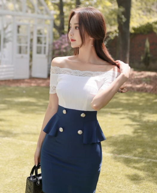 曲线迷人的紧身裙美女，身材比例很好，彰显女神范！