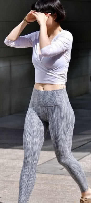 可爱小姐姐紧身运动裤绷出肥硕臀型，Q弹十足