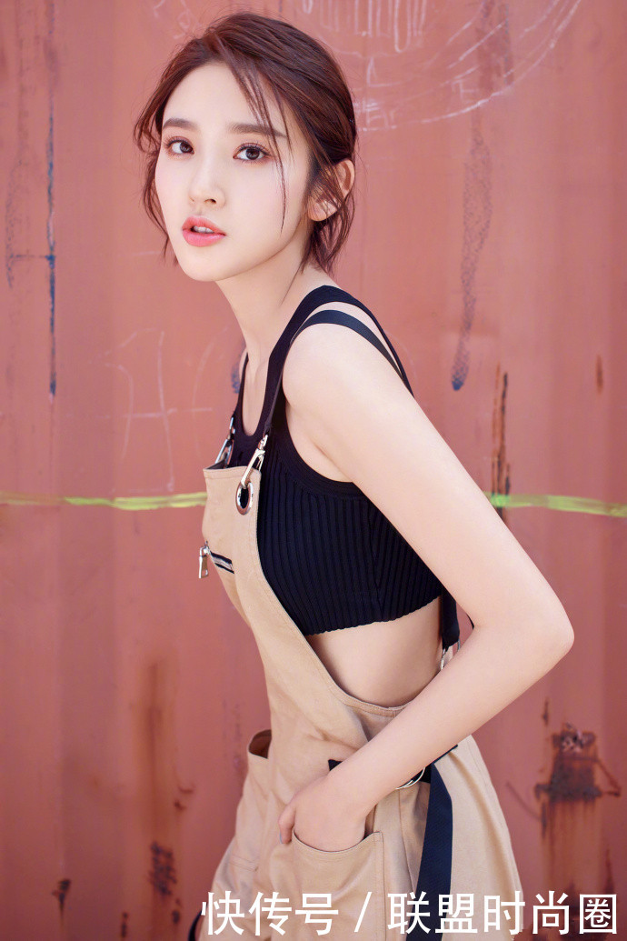 唐艺昕短裤配运动鞋，暴露了一双小粗腿，网友：张若昀喂的！