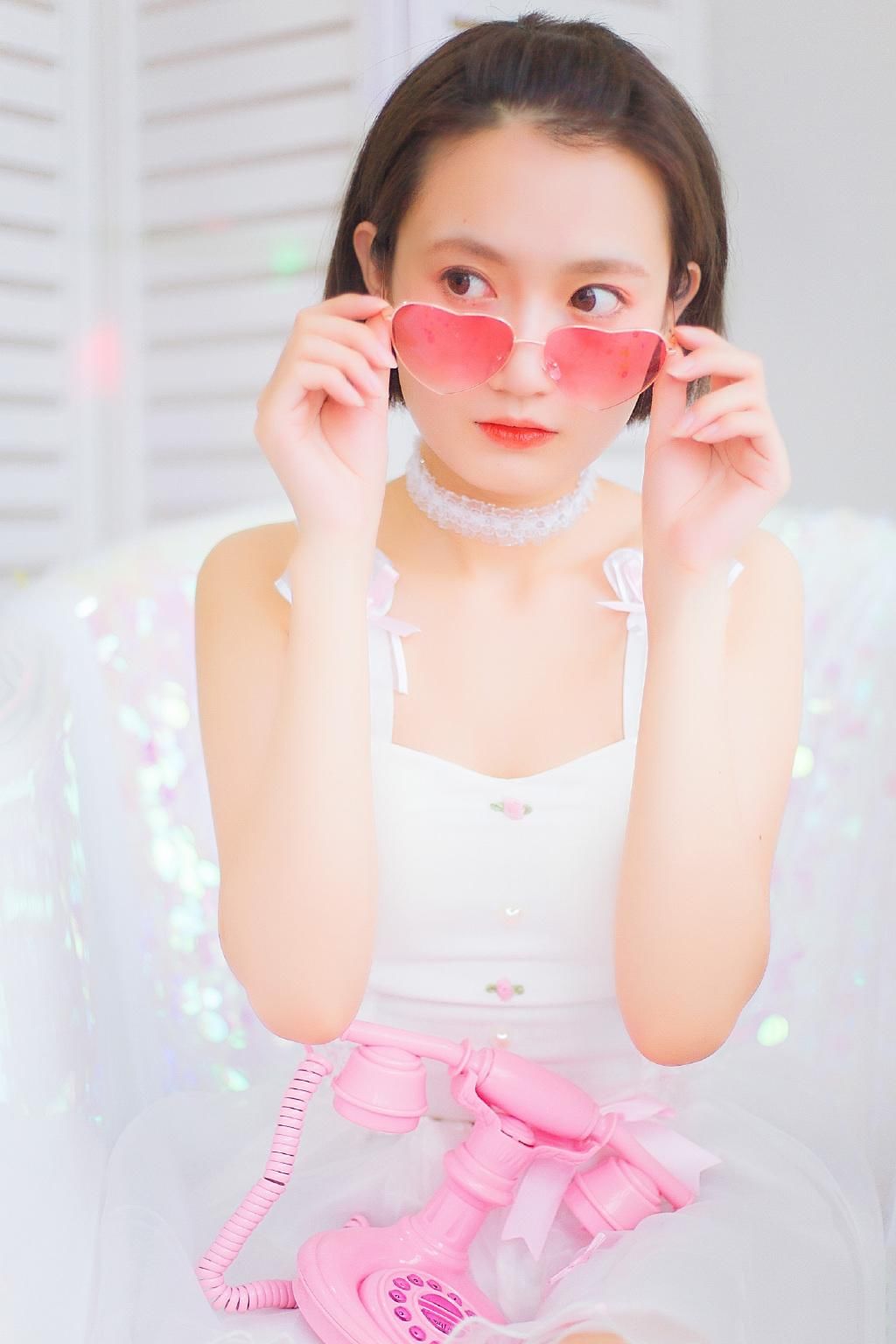 娇羞少女蕾丝裙浴室性感写真图片