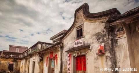 『连成』广东有棵树居然长在大门上, 与门连成一体