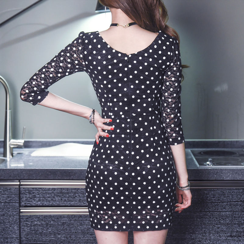 小姐姐真敢穿，紧身裙露背装，还别说，真好看