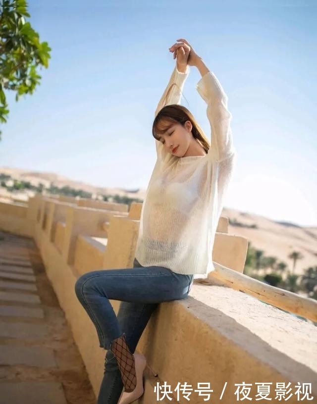 「针织衫」简单的牛仔裤和高跟鞋也能搭配出自己的青春和时尚