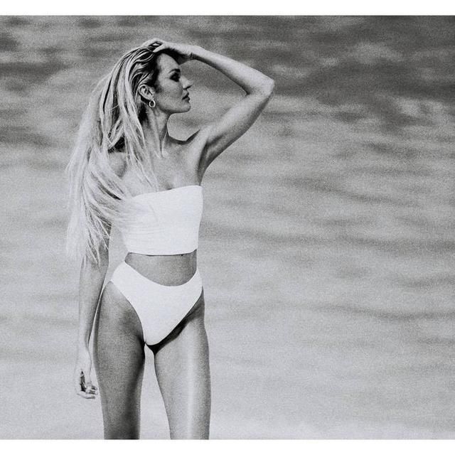 维秘天使超模海边晒比基尼，大胆展现凹凸身材