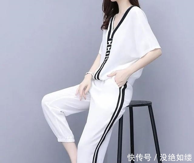 「女人」五一出游,建议780后女人穿这洋气套装,讲真,减龄时髦人人夸
