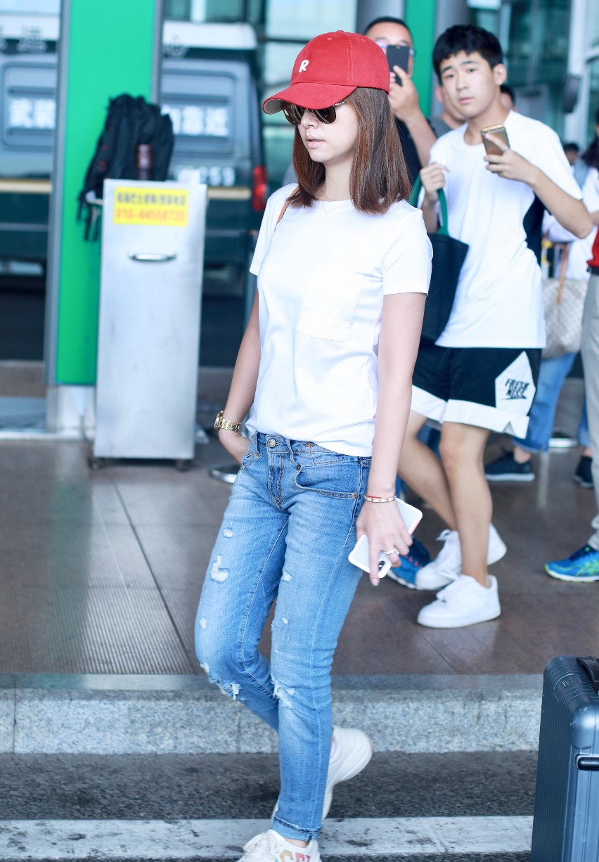 42岁林心如素颜现身机场，T恤+牛仔裤显小20岁，网友：被迷倒了