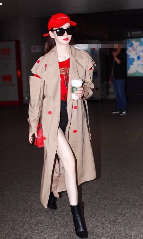 戚薇太会玩了，直接把外套剪了个缺口，网友：一般人驾驭不住