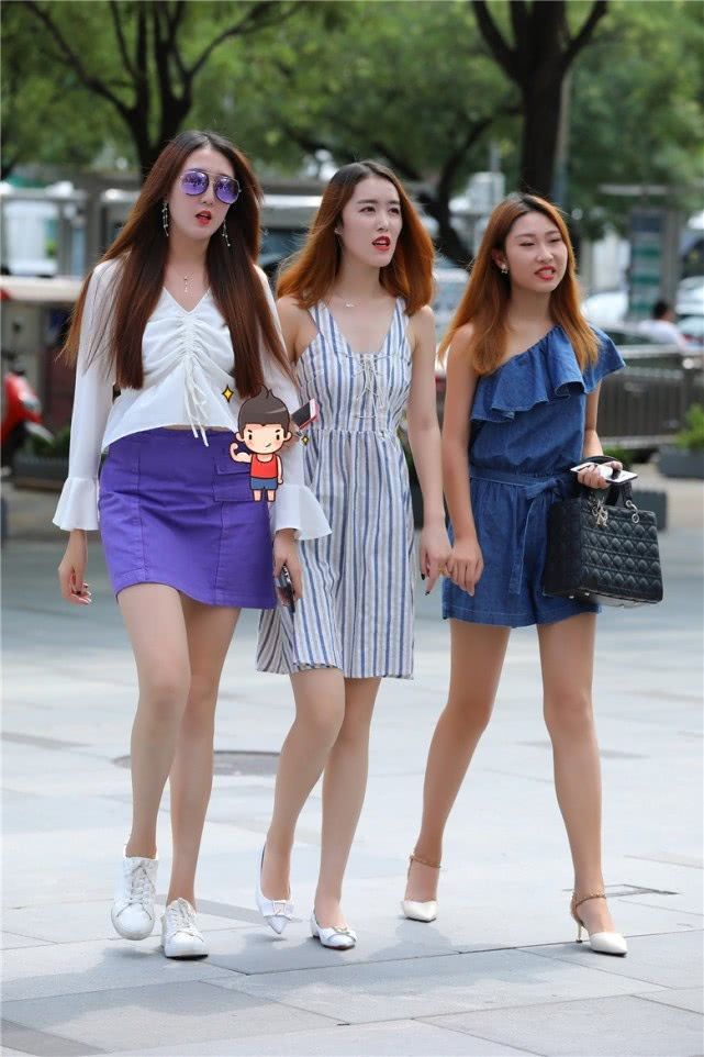  美女：街拍：边走边看手机的美女，短袖搭配A字裙，简洁大方很显腿长