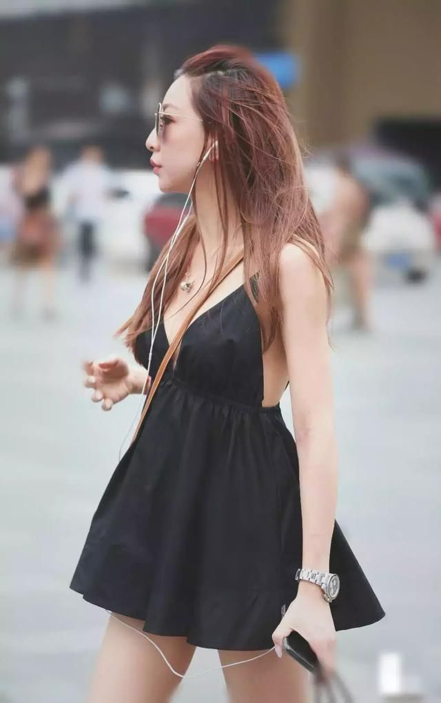 美女图片：打扮时尚的性感美女，各种角度都很养眼