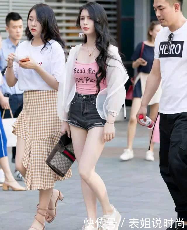 户外坐在阶梯上的长腿小姐姐，不穿丝袜更有“原始美”！