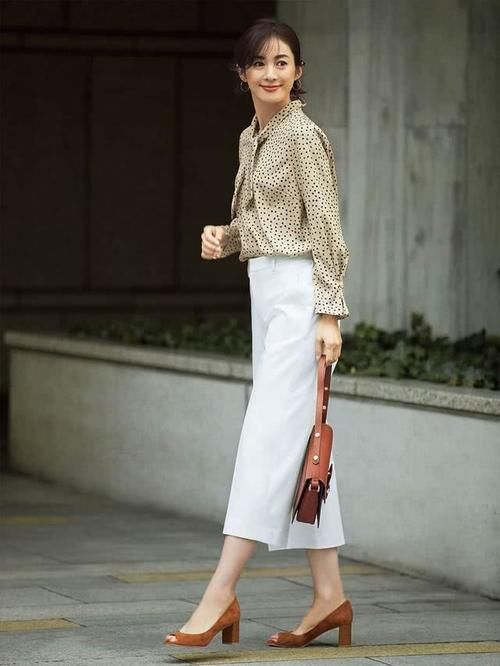  『妈妈』这周穿什么？好看又舒服的职业装 能逛街能带娃