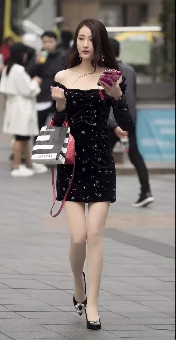 女神系小姐姐时尚抹胸短裙显苗条身材，肉丝配高跟十足女王范儿，