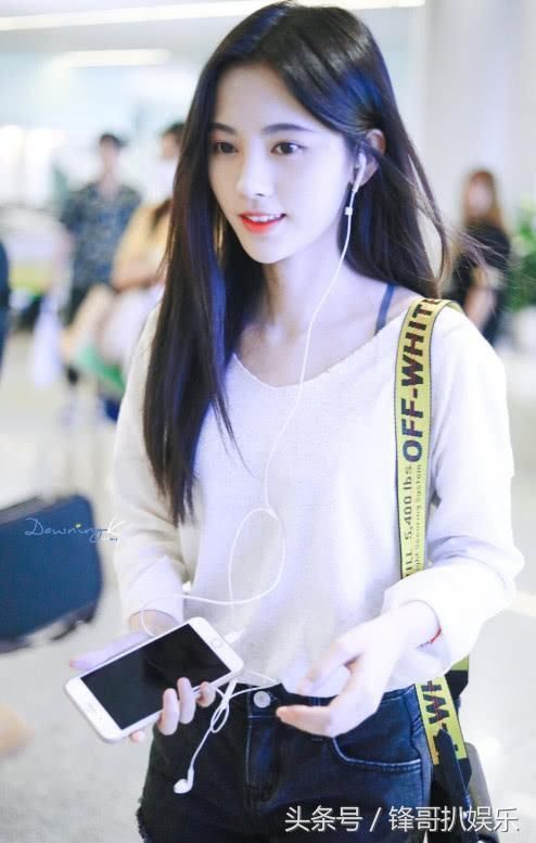 鞠婧祎简直了,几乎短到大腿根的裙子也敢穿,网友:一点都不害臊