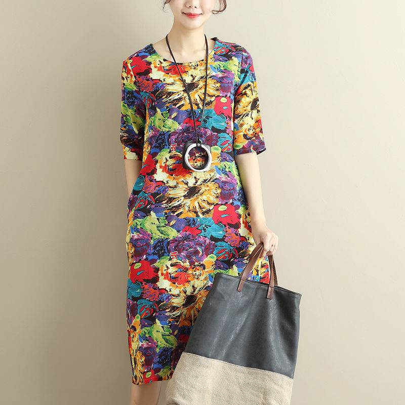 40岁小姨一点都不显老，初秋穿大码棉麻裙，百搭添年轻