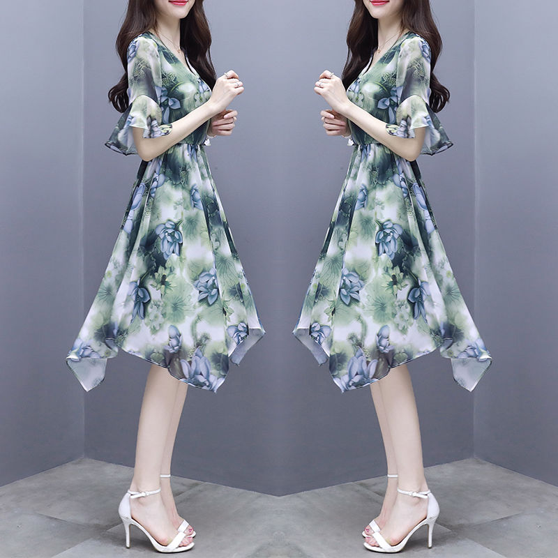 女人胆子越来越大了，短裙不穿安全裤，却从不怕走光!美丽又性感