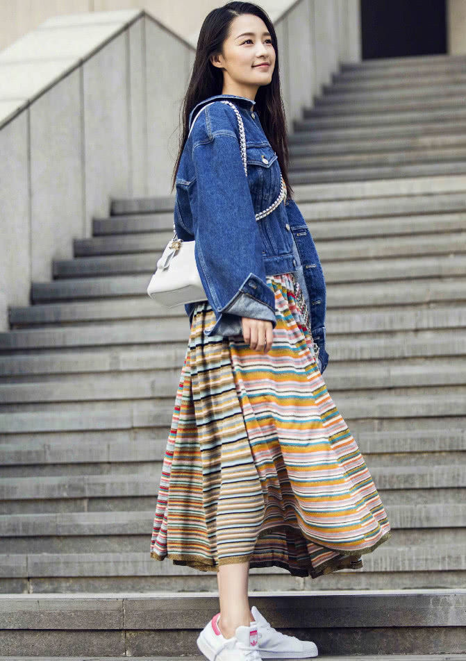 李沁太会穿了，把大妈皮裤穿成甜美少女，全靠一双美腿撑起来！