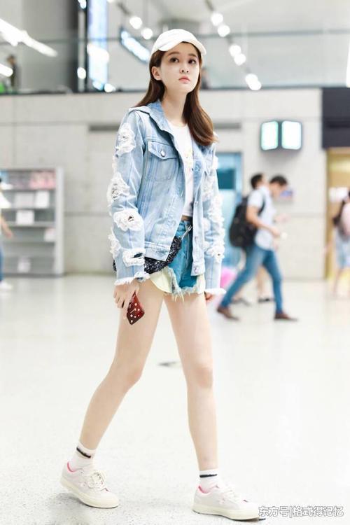 乔欣美炸了！穿超短热裤秀美腿，短到只能用热裤口袋遮三角区！