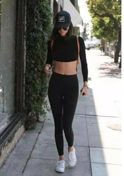 时尚街拍:紧身运动美女秀出迷人身姿,爱运动的女孩身材就是好!