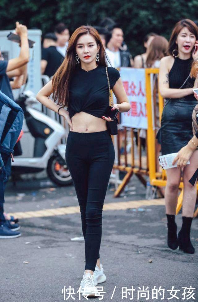 街拍: 图4小姐姐真敢穿,黑色网纱衣太撩人,网友:真好看！