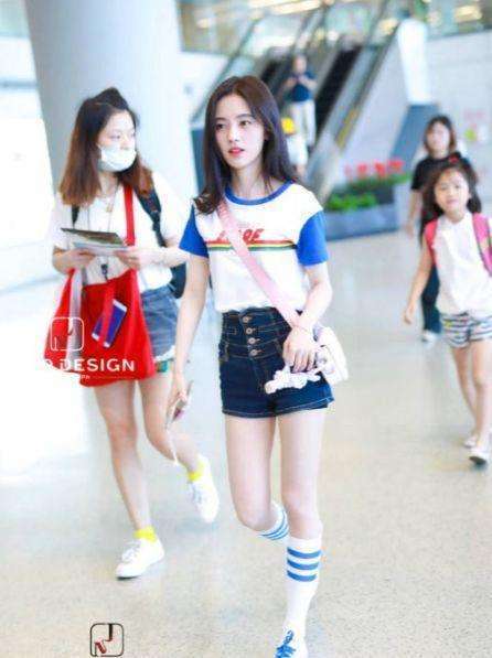 鞠婧祎短裤穿这么高, 勒得安全裤都挤出来了, 网友: 不尴尬吗?