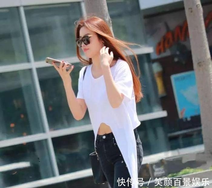  [曲线美]美女搭配不规则T恤裙搭配牛仔裤，穿出曲线美！