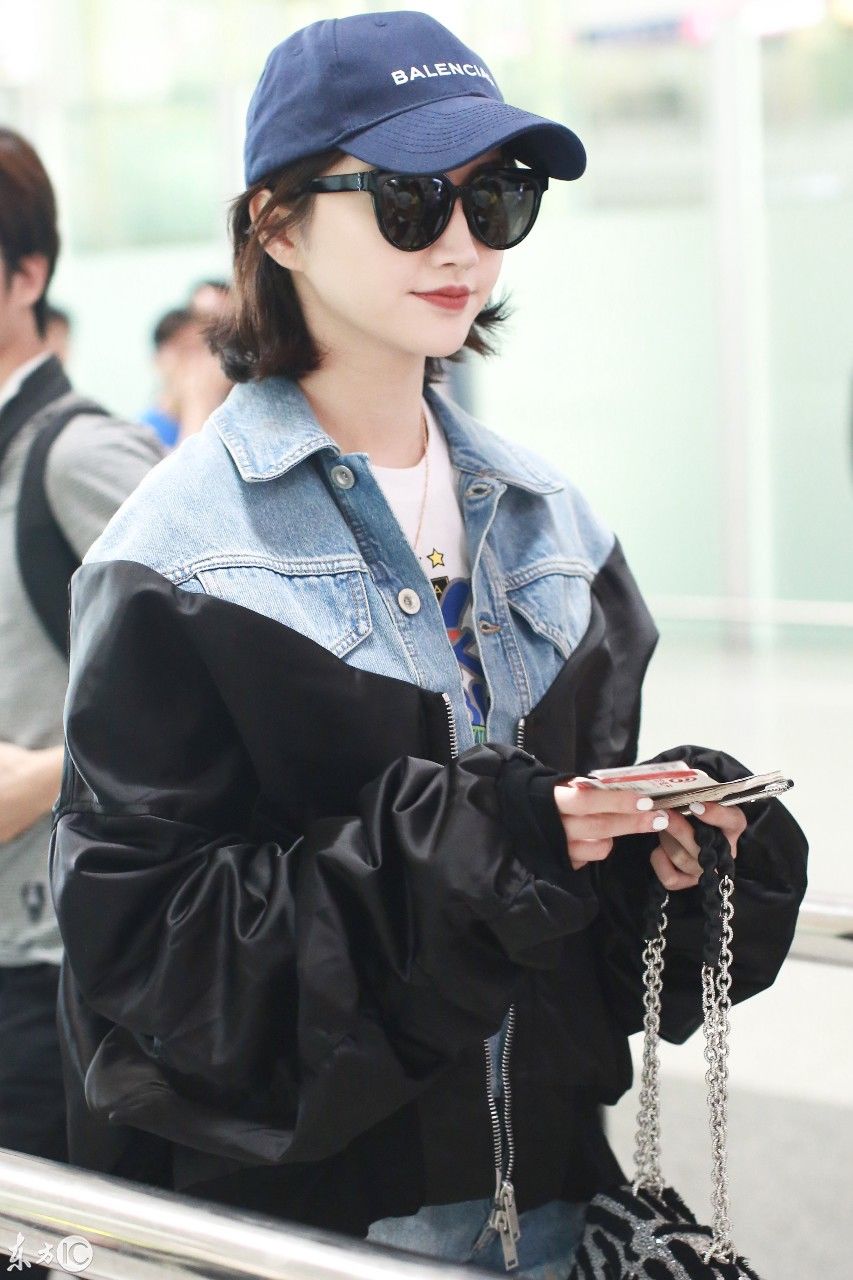 景甜现身机场，超短裤搭配褂子，皮肤白皙可见，还不错