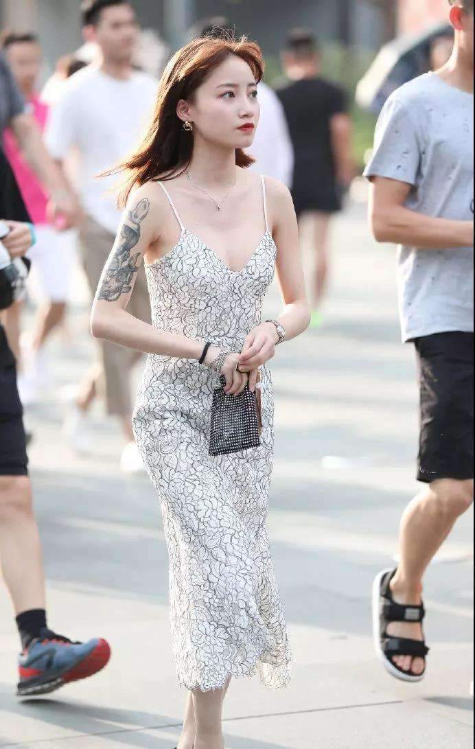 街拍: 碎花吊带裙小姐姐, 性感度简直爆表
