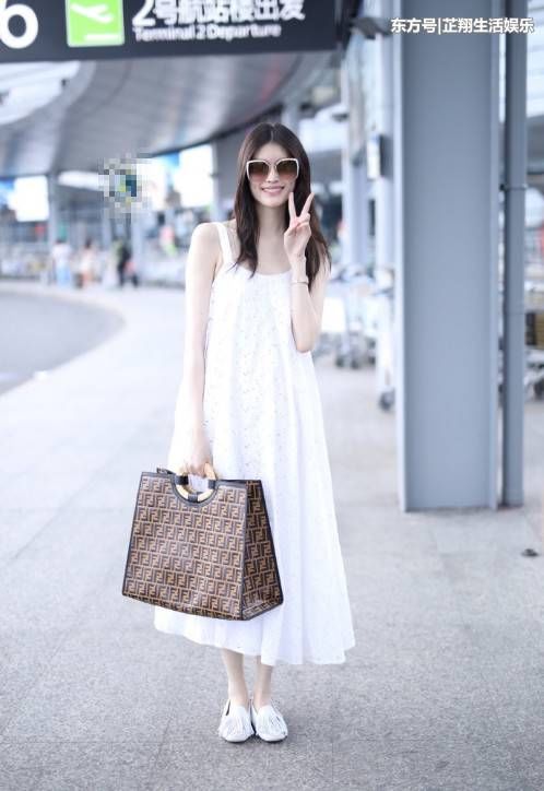 真佩服何穗!把不起眼的吊带裙穿出女神范，“何仙姑”不是白叫的