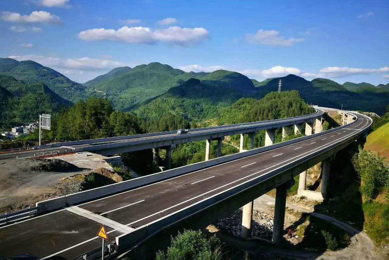  高速@山东在建的一条高速公路，双向6车道，长约292公里，投资34