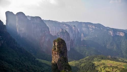 浙江深山藏香格里拉，没有公路不通车，最危险处90度须手脚并用爬