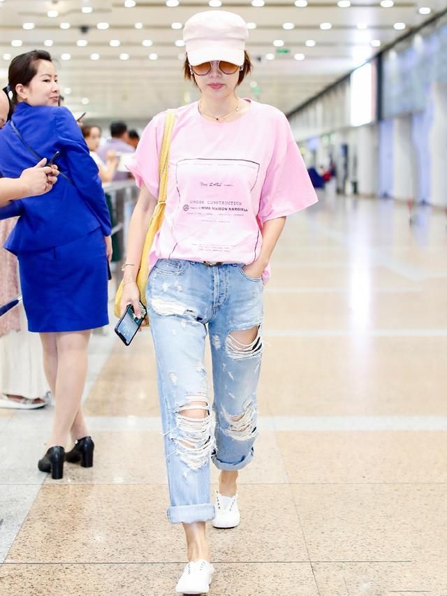 42岁马伊琍穿破洞裤，63岁赵雅芝穿涂鸦T恤，心态年轻就是大胆！