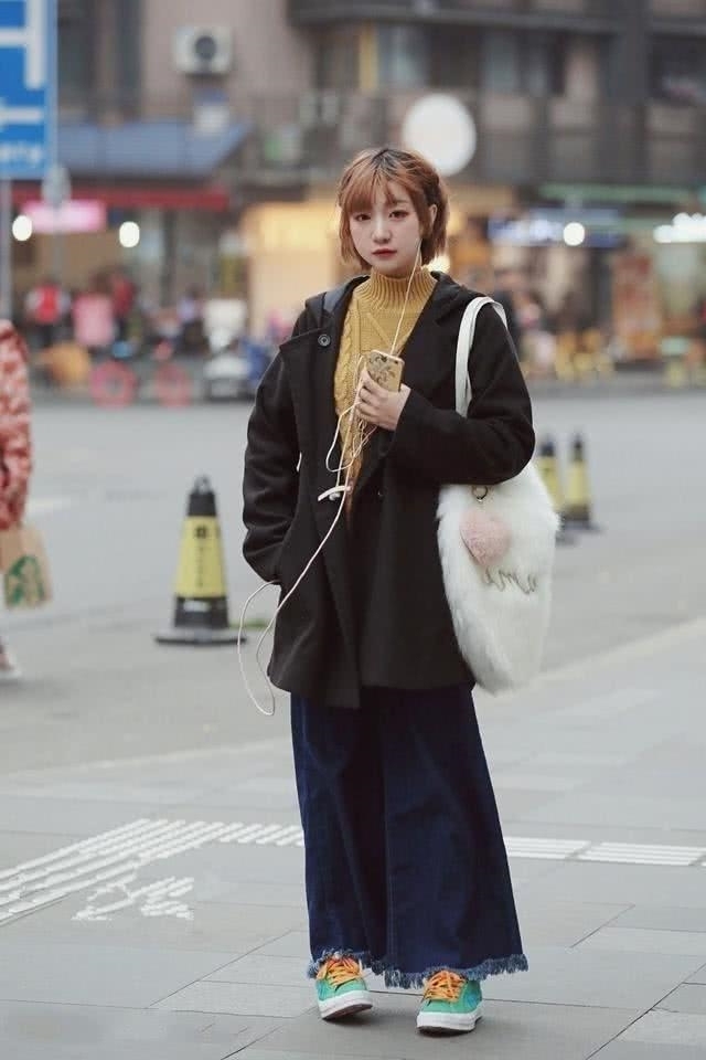 「短发」路人街拍,甜美可爱的短发小姐姐,黑色休闲装搭配,很唯美