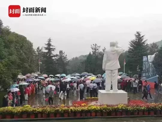 上千群众在仪陇朱德故居纪念馆前共同观看庆祝新中国成立70周年大