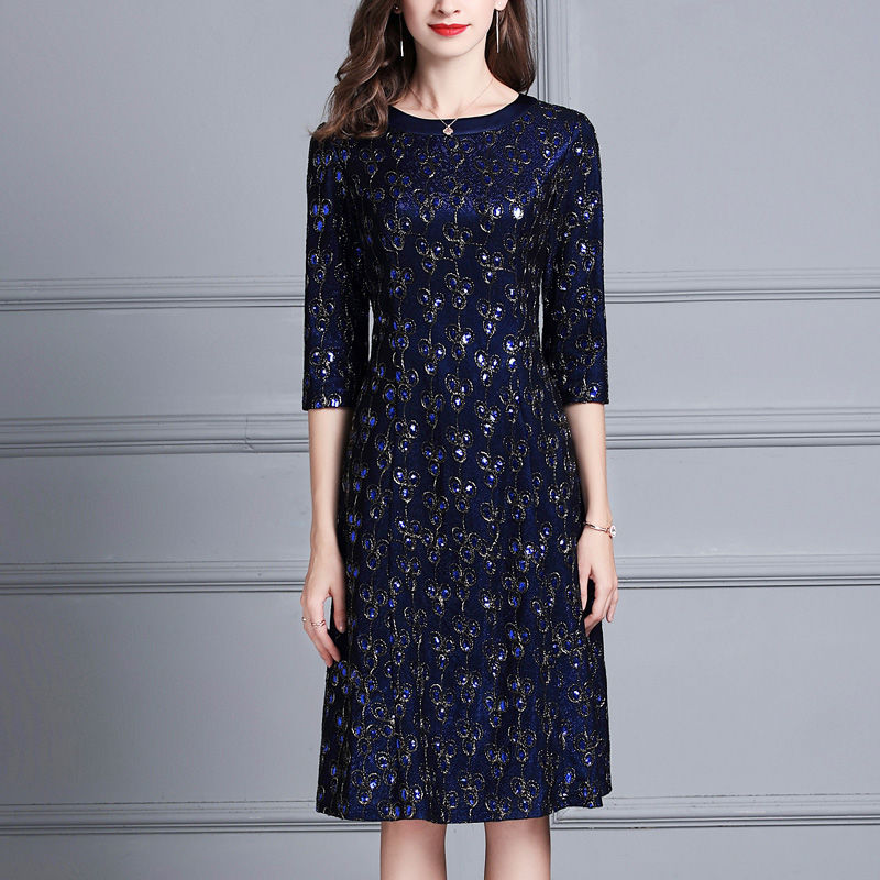 太美了，40岁女人穿出了不一样的气质，精致秋风连衣裙，真美