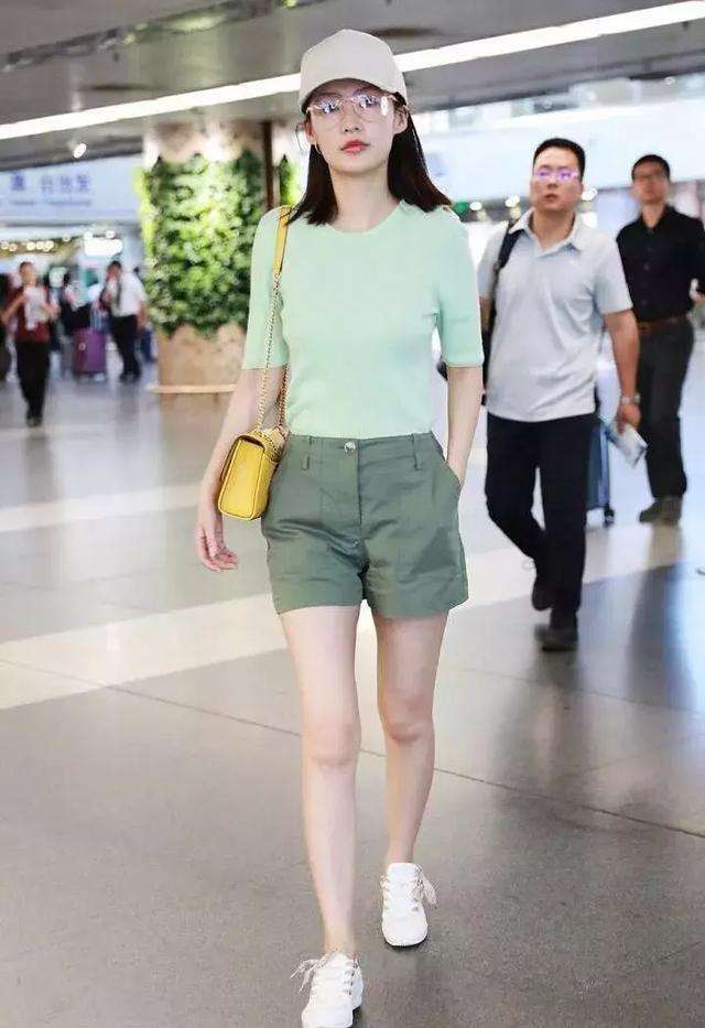 李沁喜欢穿短裙也实在太短了, 难怪一直用包包挡住 网友: 太大胆