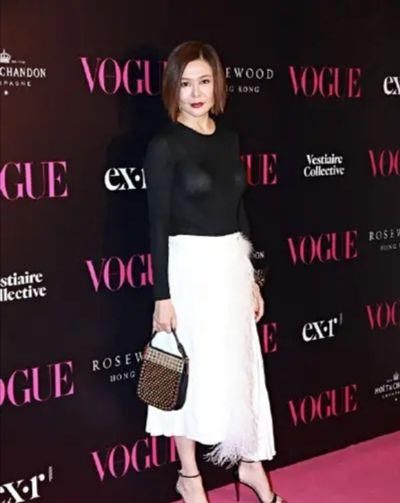  『气质』是人都会老，关之琳如今眼角也都是皱纹，但全身都散发优雅气质！