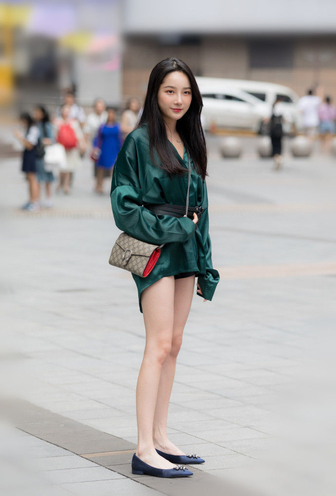 重庆街拍，简洁又百搭的搭配，更能绽放时尚的魅力!