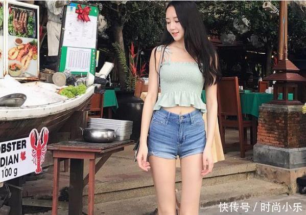 曼妙青春的牛仔裤美女，凸显魅力小蛮腰，很招人喜欢！