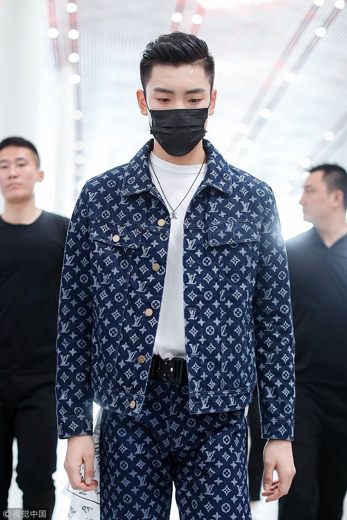 贫穷限制想想！王子异一身大牌“豪”气冲天 口罩遮面帅气撞脸吴