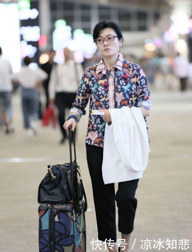 【出了她】著名主持人周涛走机场,印花衬衫配八分裤,素颜出行依然优雅大气