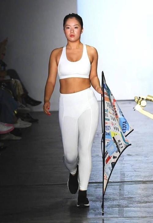 王菊穿健身裤现身时装周T台秀，网友：副乳和赘肉让人不忍直视！