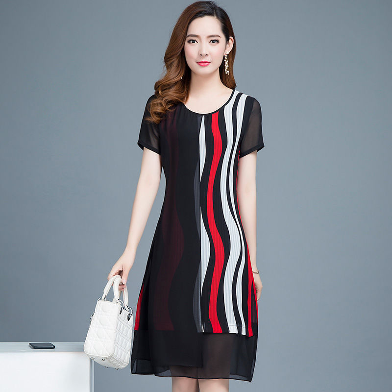 迷人身材穿出来，雪纺连衣裙，独特的风情，丰满女人穿上超亮眼