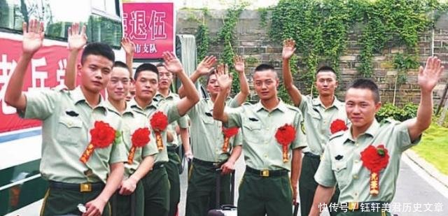 老兵退伍后，军衔不让带回家，为何连军装也不让带了原因很简单