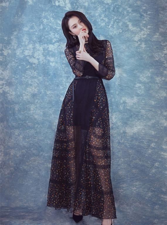 张慧雯牛仔裙的V领就是个摆设，还不如裙子的图案有看头！