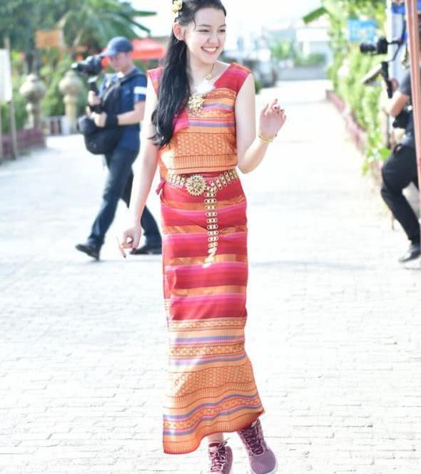 李诗颖“大发了”, 用挎包打牌还脚踩风火轮, 竟美上了时装周?