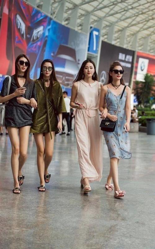 时尚玲珑的抹胸装小姐姐，秀出大好身材，令人一见倾心！