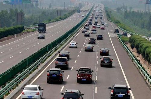 高速开车，这种令人恶心的“怪现象”，已开始整治，车主拍手叫好