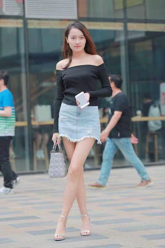 街拍丨发人深醒，为什么美女喜欢夹着腿凹造型?
