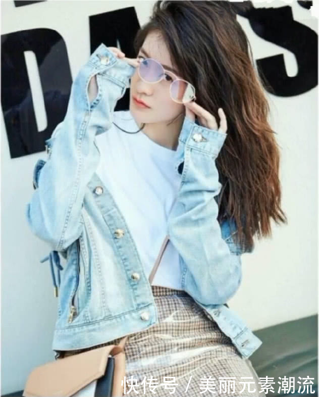 张雪迎黑白搭配现机场，一条裤子穿出小短腿，竟还勒出三角区！