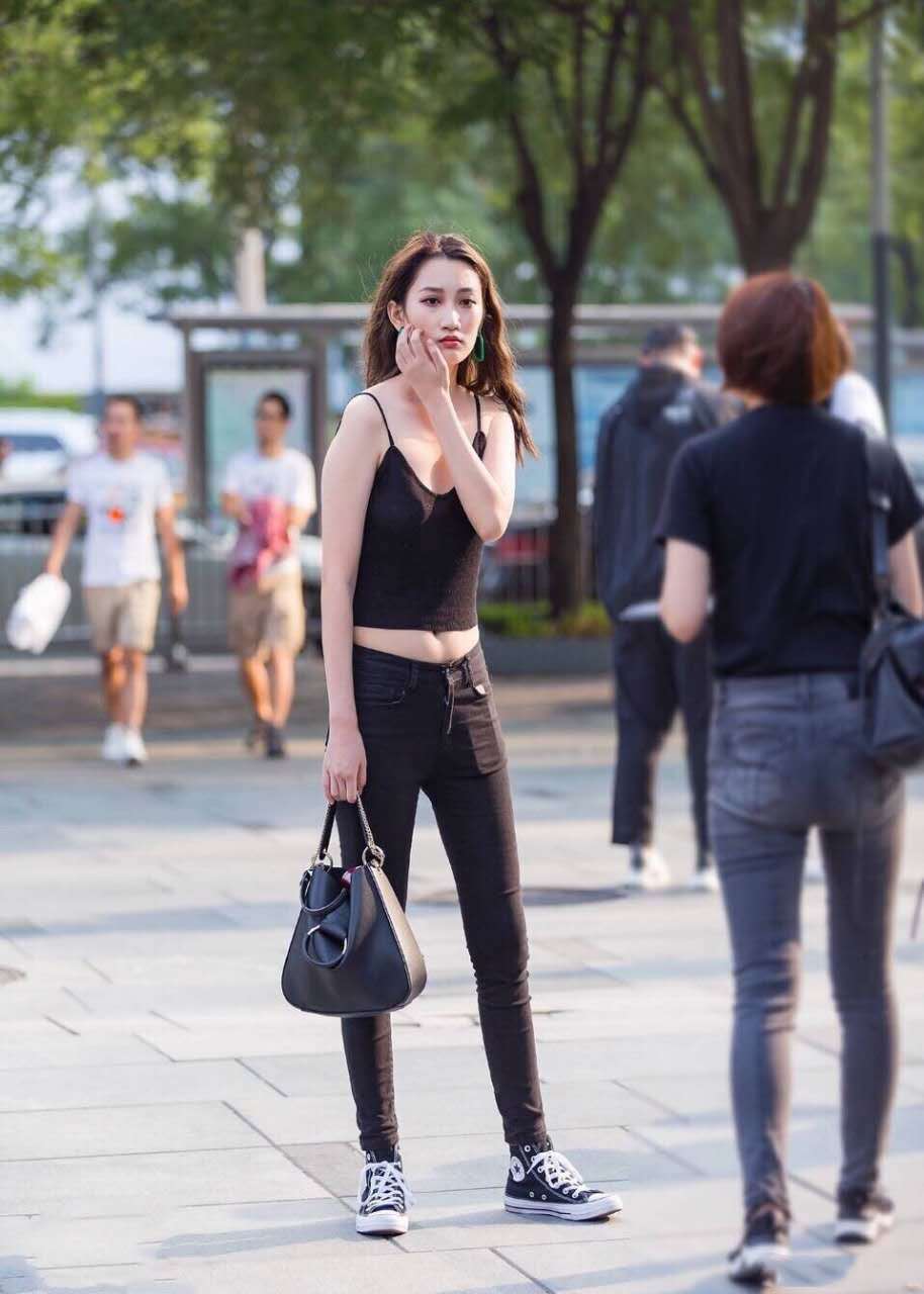 气质小姐姐吊带背心秀身材，小巧的服饰充满不羁的韵味，网友：女